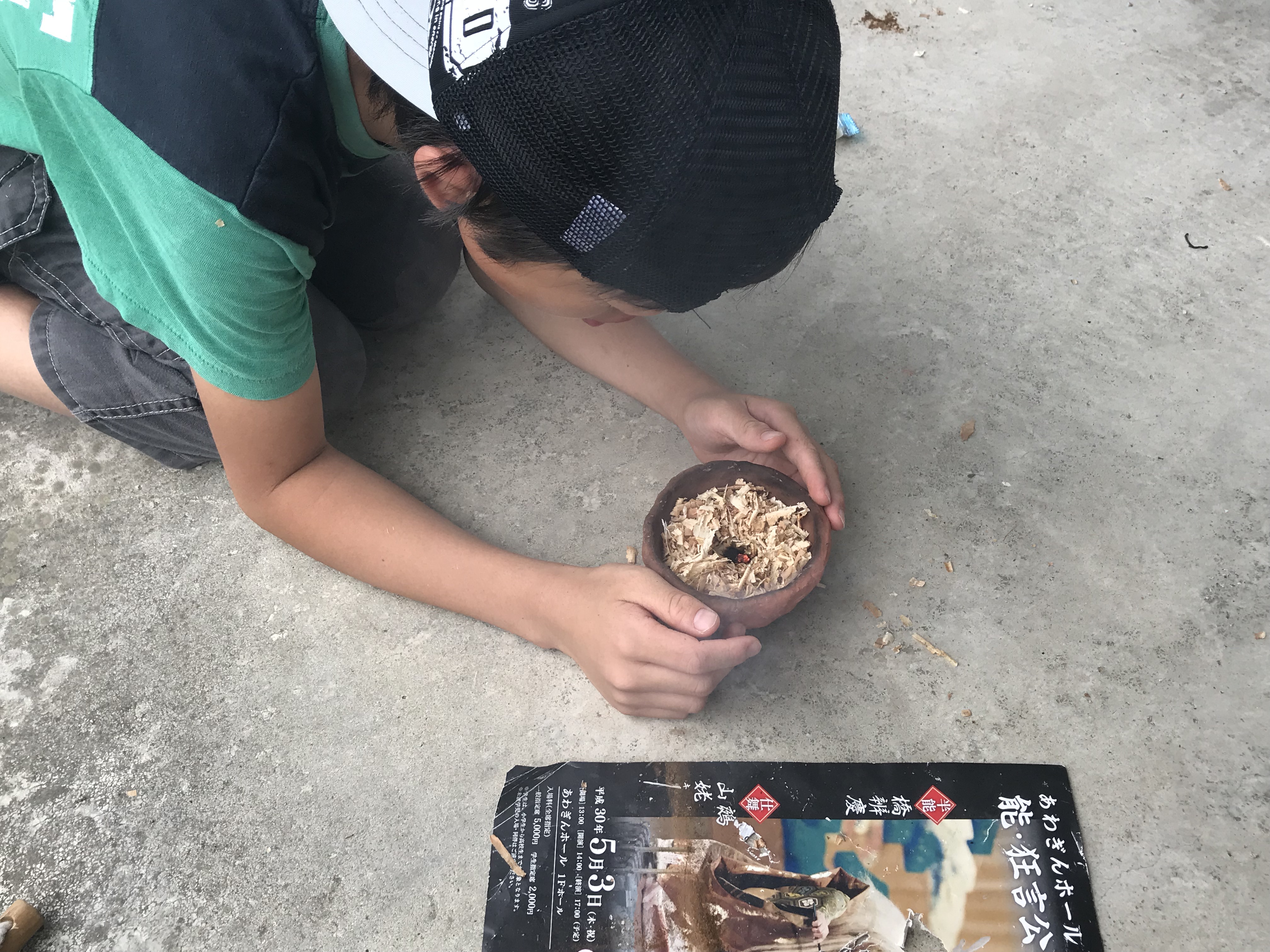 溶けた金属を鋳型に流し込無写真