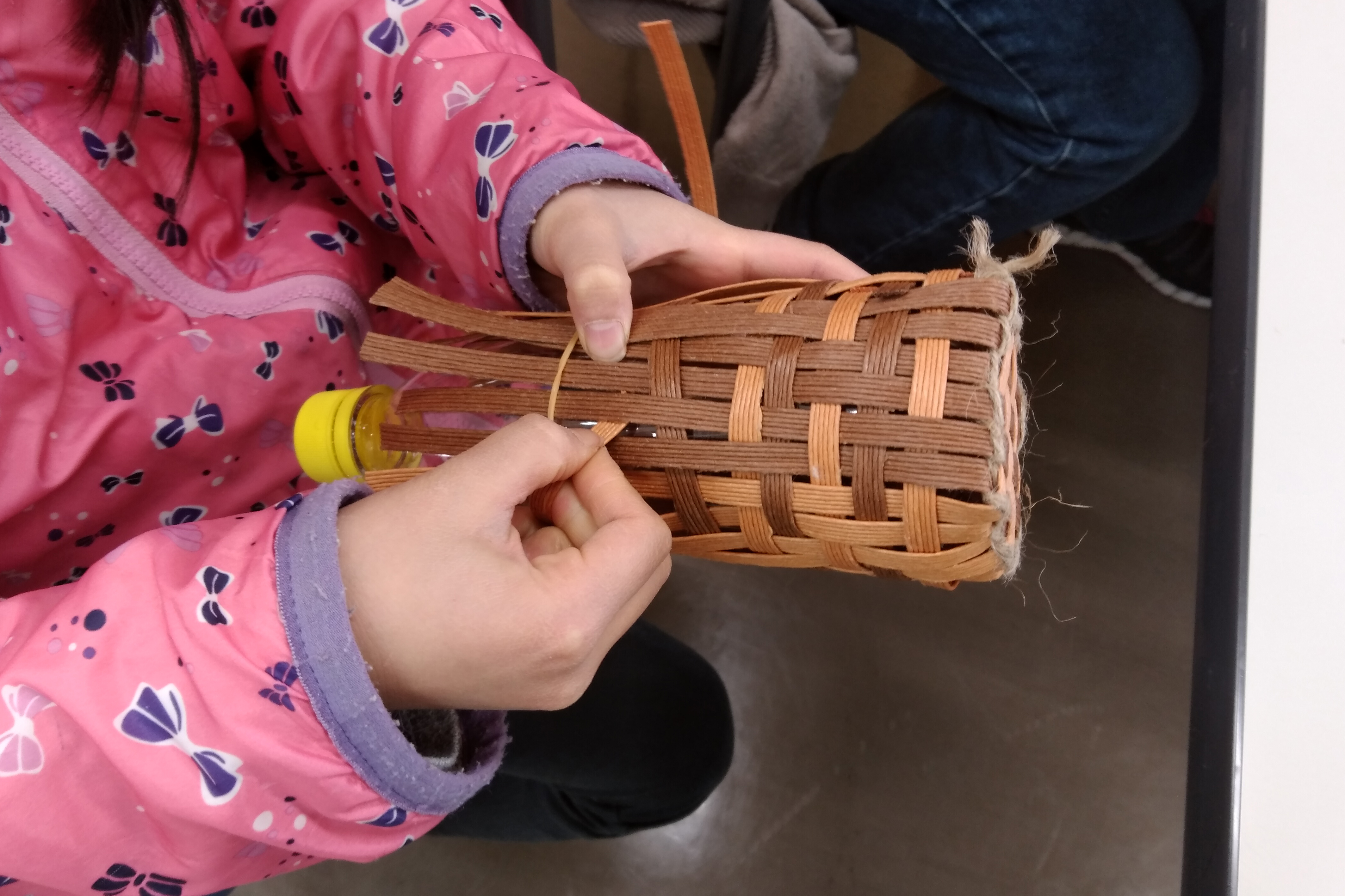 カゴ作成の様子