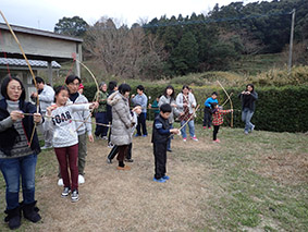 輪積みによる土器づくりの様子